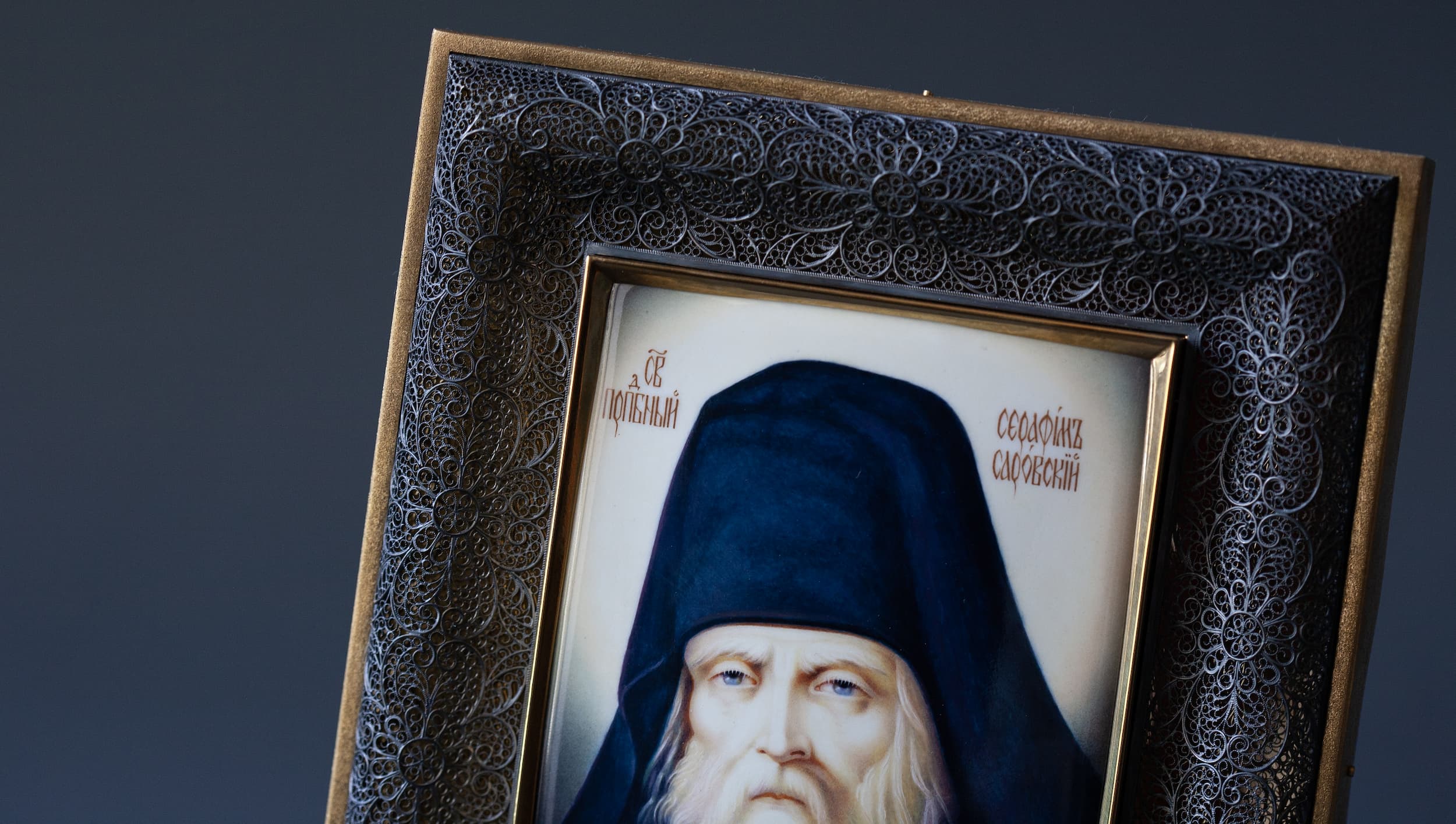 Икона Серафим Саровский в серебряном окладе в технике миниатюрной живописи по эмали. Фото 3. Фрагмент иконы