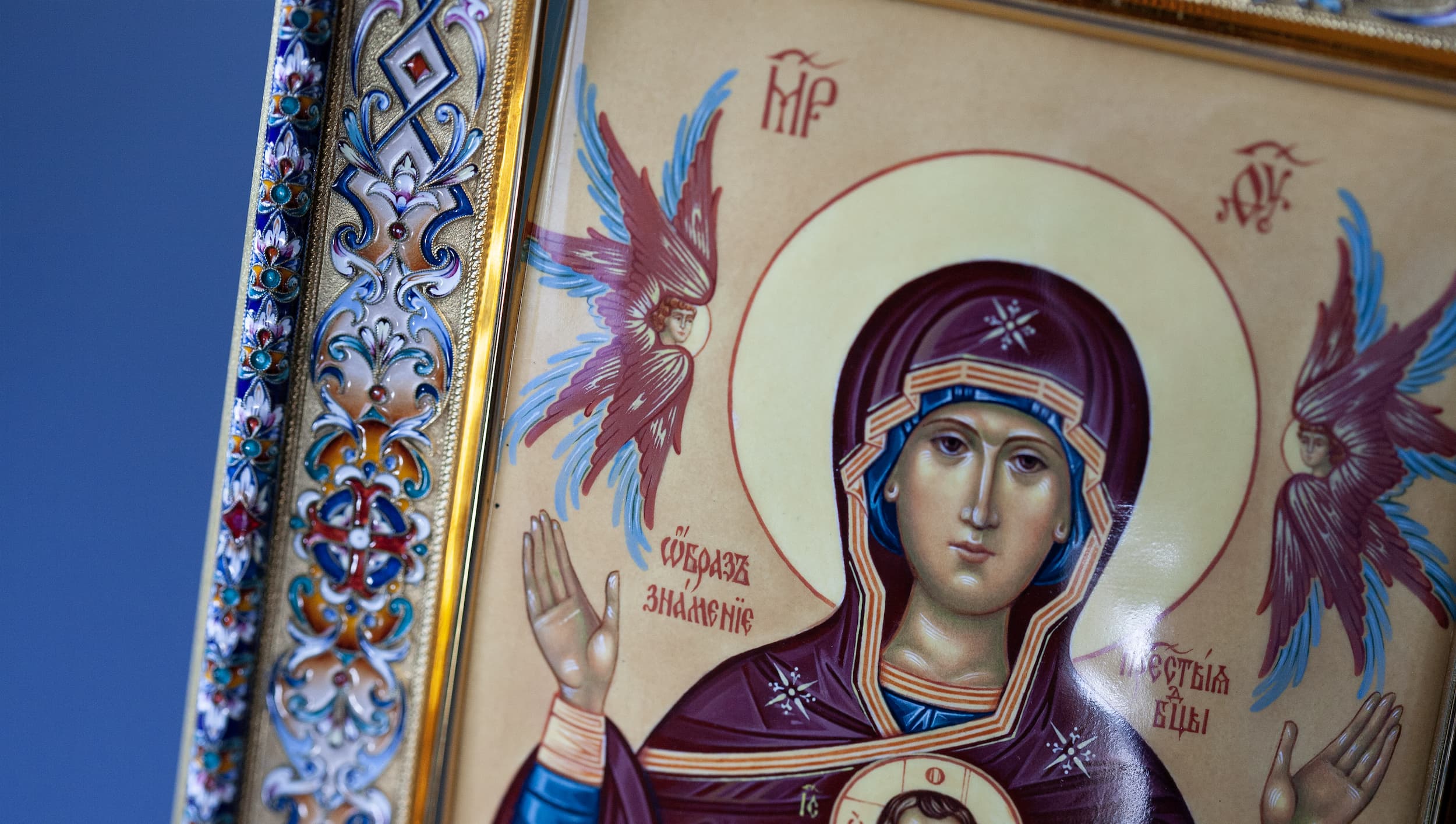 Детальное изображение оклада иконы Богородицы. Фото 3. Фрагмент иконы Икона Богородицы Знамение в серебряном окладе в технике миниатюрной живописи по эмали. Фото 3. Фрагмент иконы