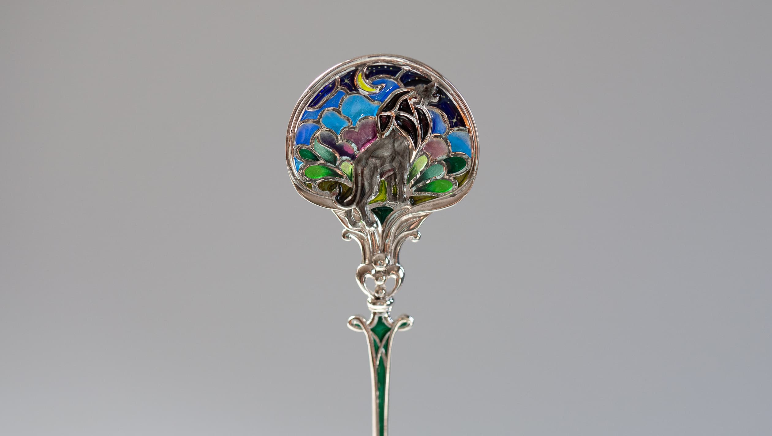 Серебряная чайная ложка со львом в технике витражной и перегородчатой эмали, изготовленная мастерской Хризолит. Фото 9.