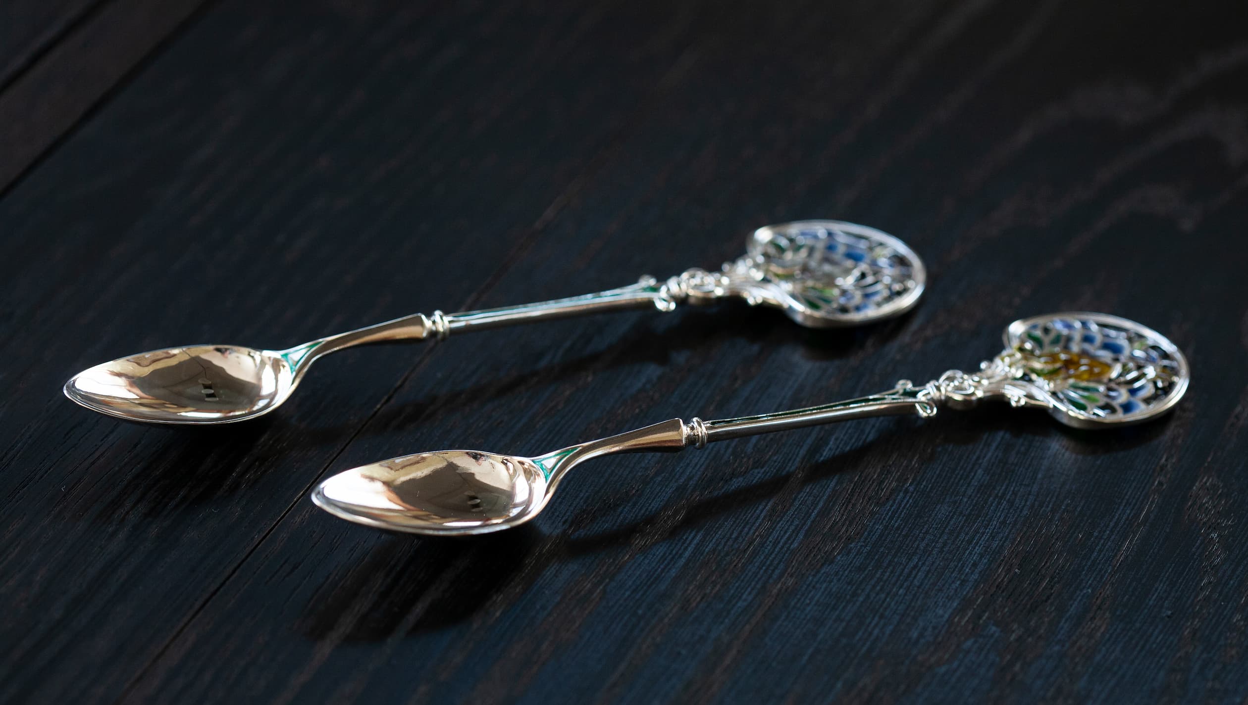 Витражные ложки на темном фоне Серебряная чайная ложка со львом в технике витражной и перегородчатой эмали, изготовленная мастерской Хризолит. Фото 4.