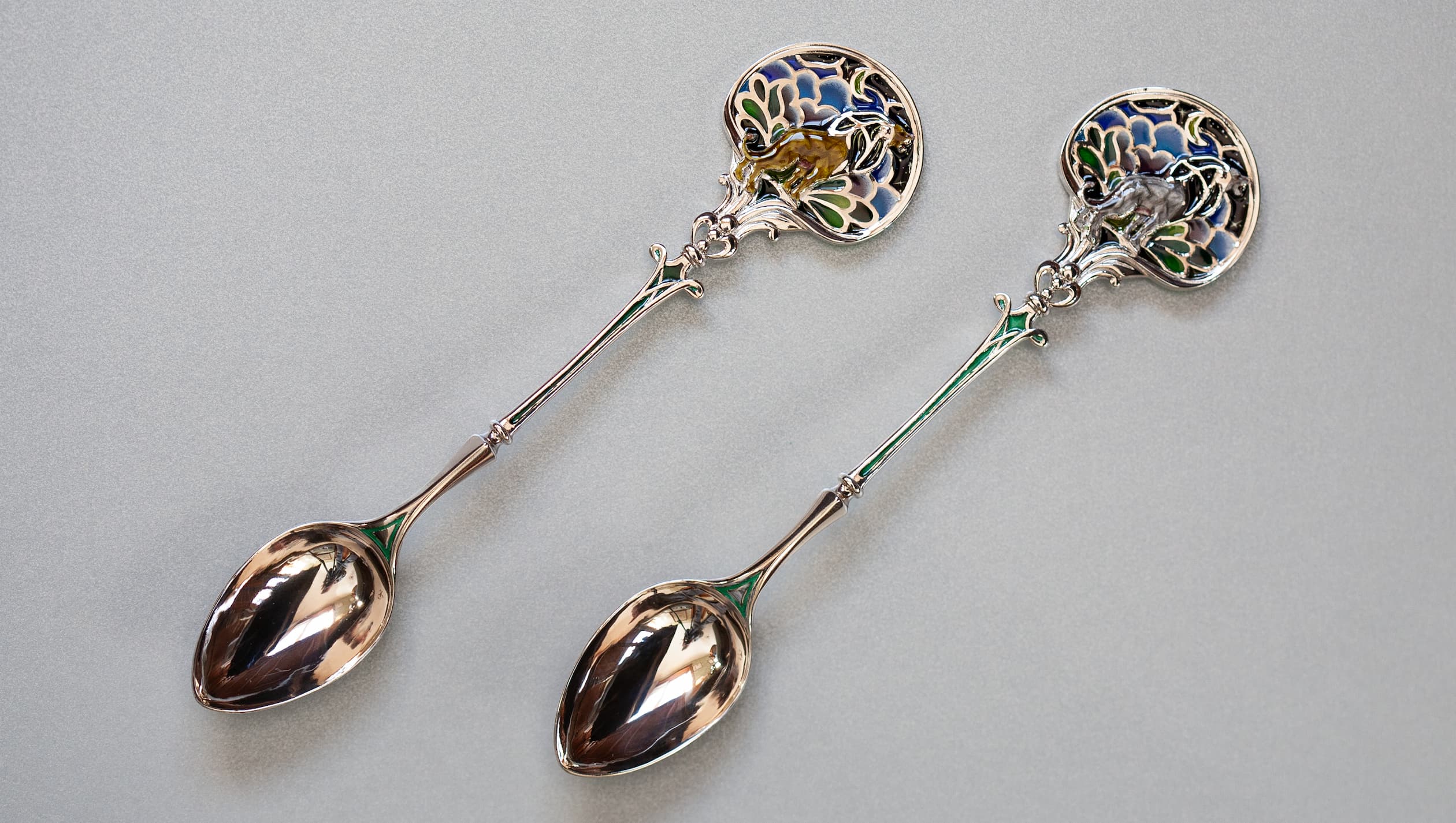 Две витражные ложки на серебряном фоне, без ретуши и обработки Серебряная чайная ложка со львом в технике витражной и перегородчатой эмали, изготовленная мастерской Хризолит. Фото 2.