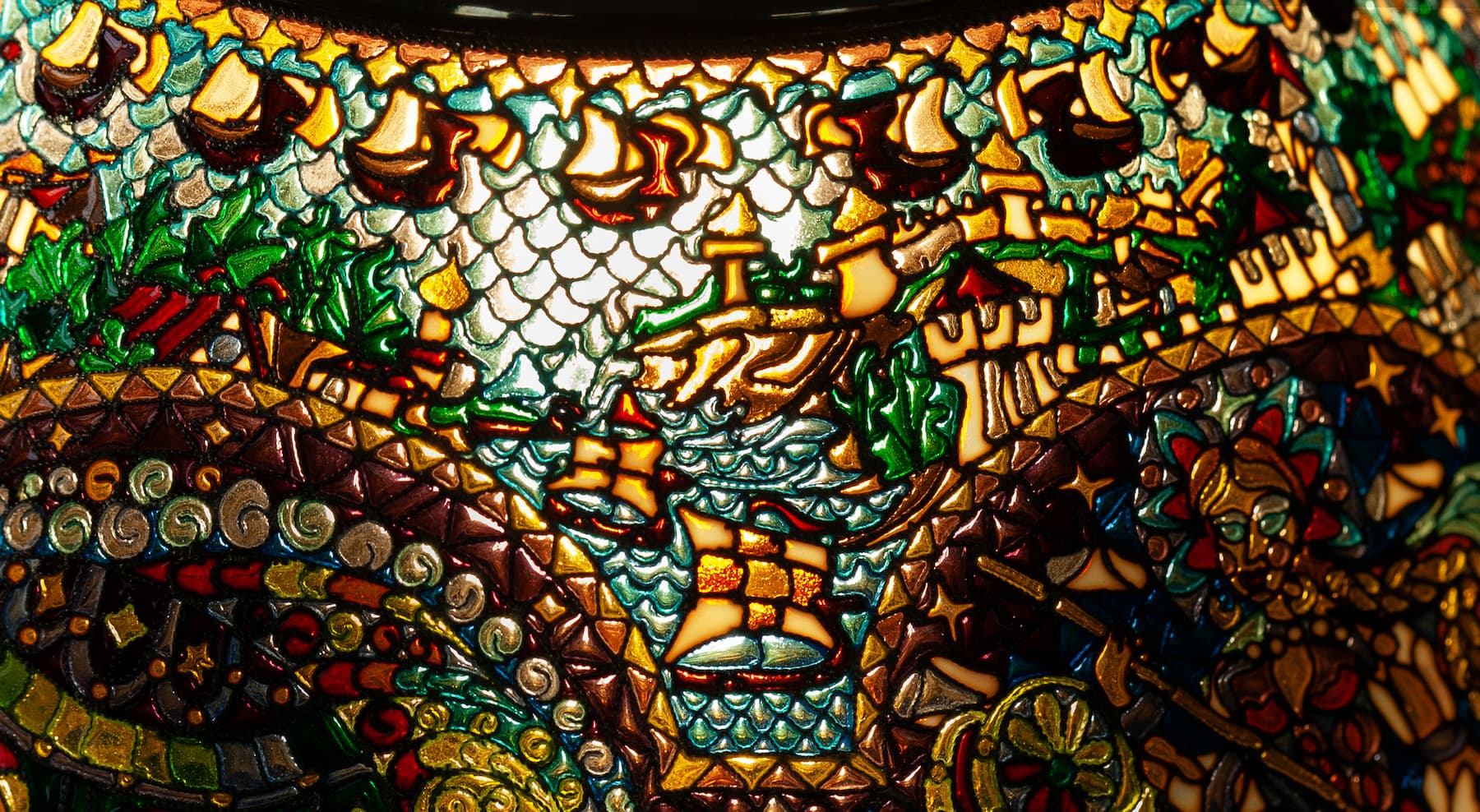 Фрагмент абажура витражной лампы, надарочные элементы сюжета. Фото 11. Фрагмент абажура витражной лампы, надарочные элементы сюжета.