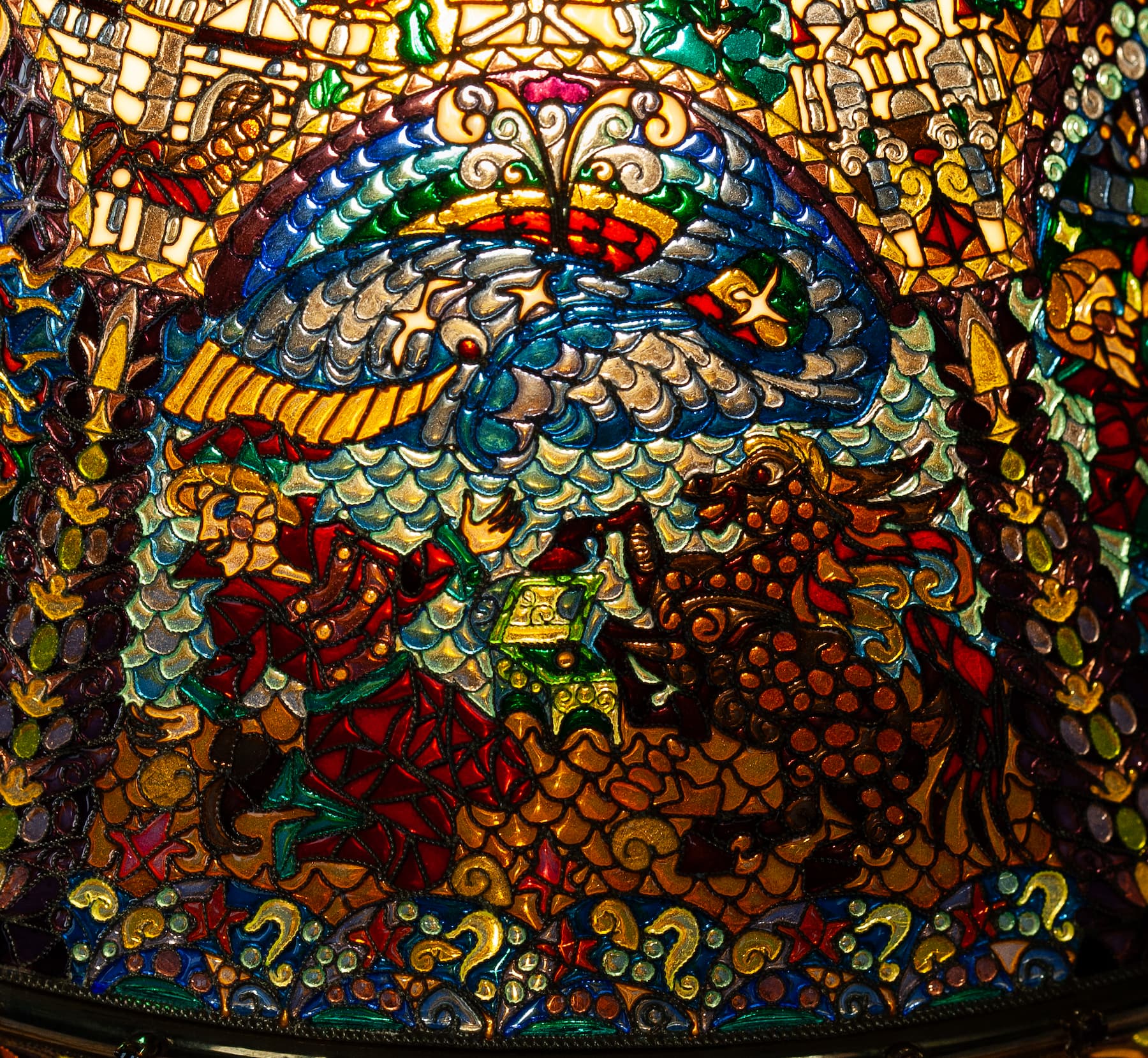 Фрагмент абажура витражной лампы, пятый сюжет с перстнем из сундучка. Фото 8. Фрагмент абажура витражной лампы, пятый сюжет с перстнем из сундучка.