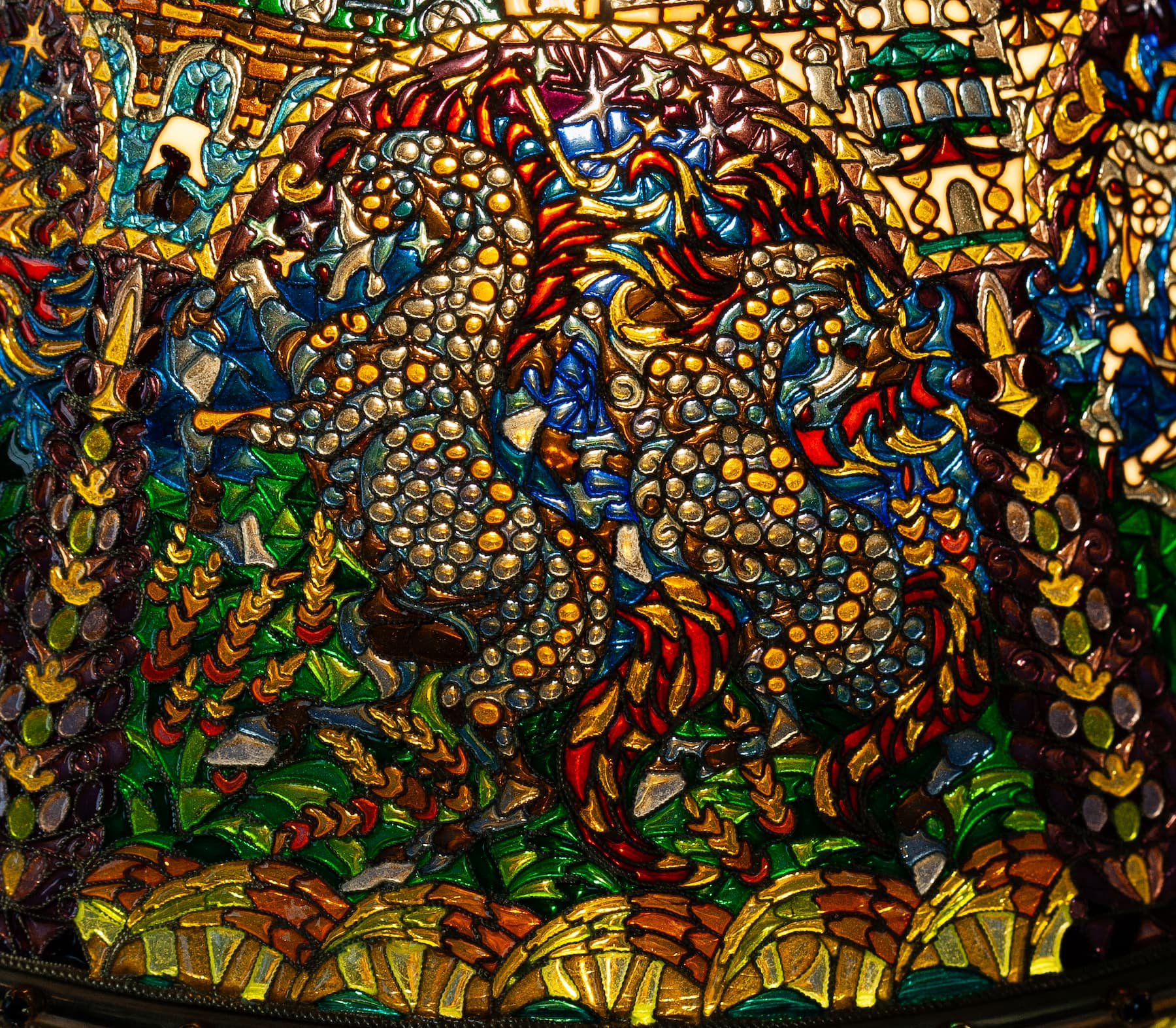 Фрагмент абажура витражной лампы, второй сюжет с златогривыми конями. Фото 5. Фрагмент абажура витражной лампы, второй сюжет с златогривыми конями.