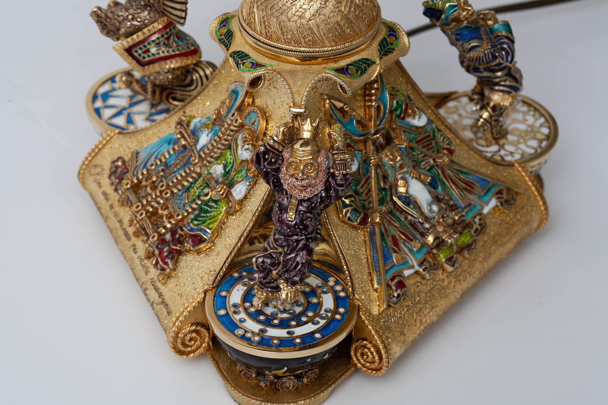 Фрагмент нижней части витражной лампы - призматический конус с барельефами и фигурками. Фото 14. Фрагмент нижней части витражной лампы - призматический конус с барельефами и фигурками.