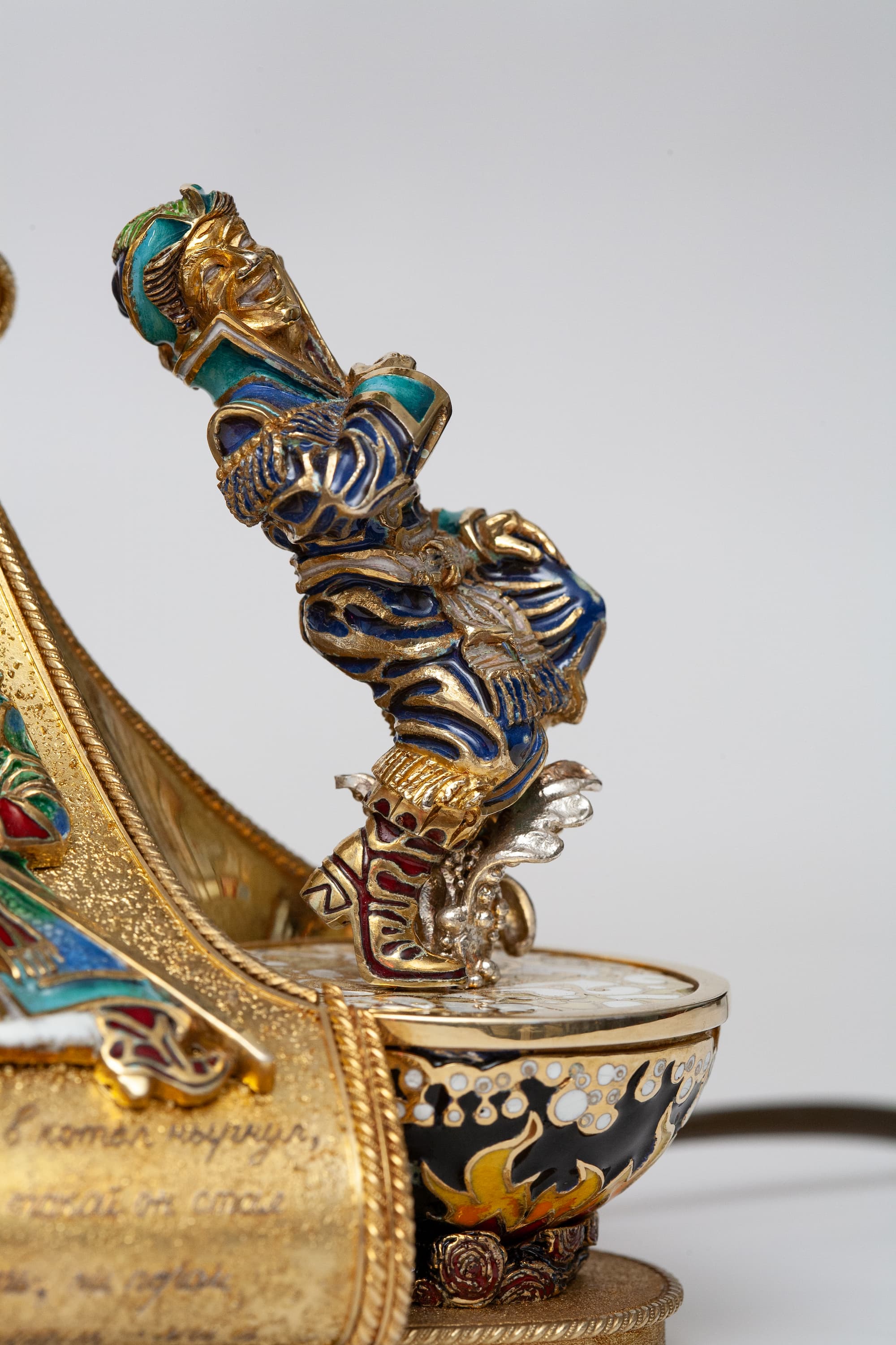 Фрагмент нижней части витражной лампы - фигурка Ивана, обновленного после прыжка в казан с кипящим молоком. Фото 16. Фрагмент нижней части витражной лампы - фигурка Ивана, обновленного после прыжка в казан с кипящим молоком.