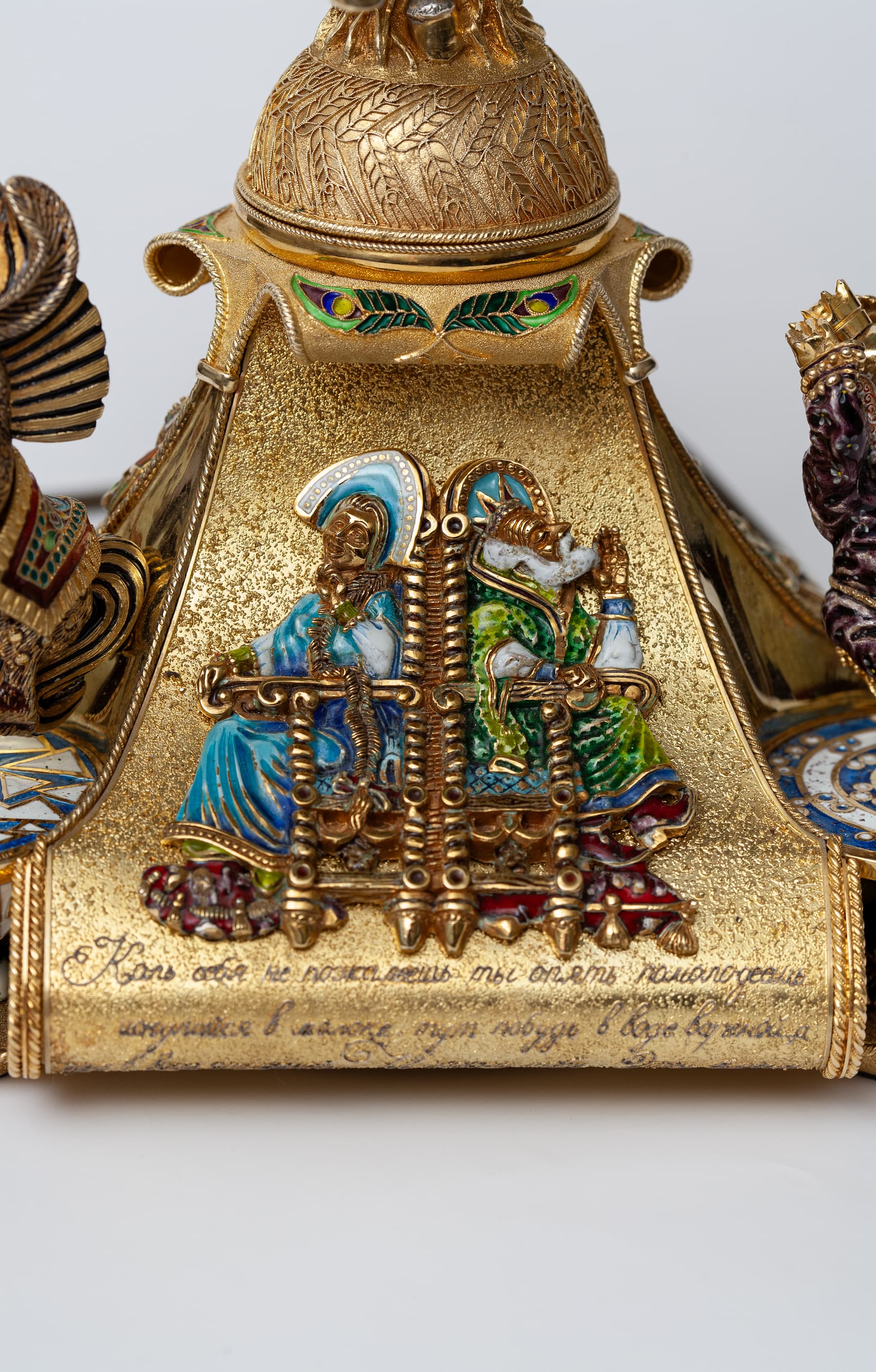 Фрагмент нижней части витражной лампы - барельеф с Царем и Царь-девицей. Фото 18. Фрагмент нижней части витражной лампы - барельеф с Царем и Царь-девицей.