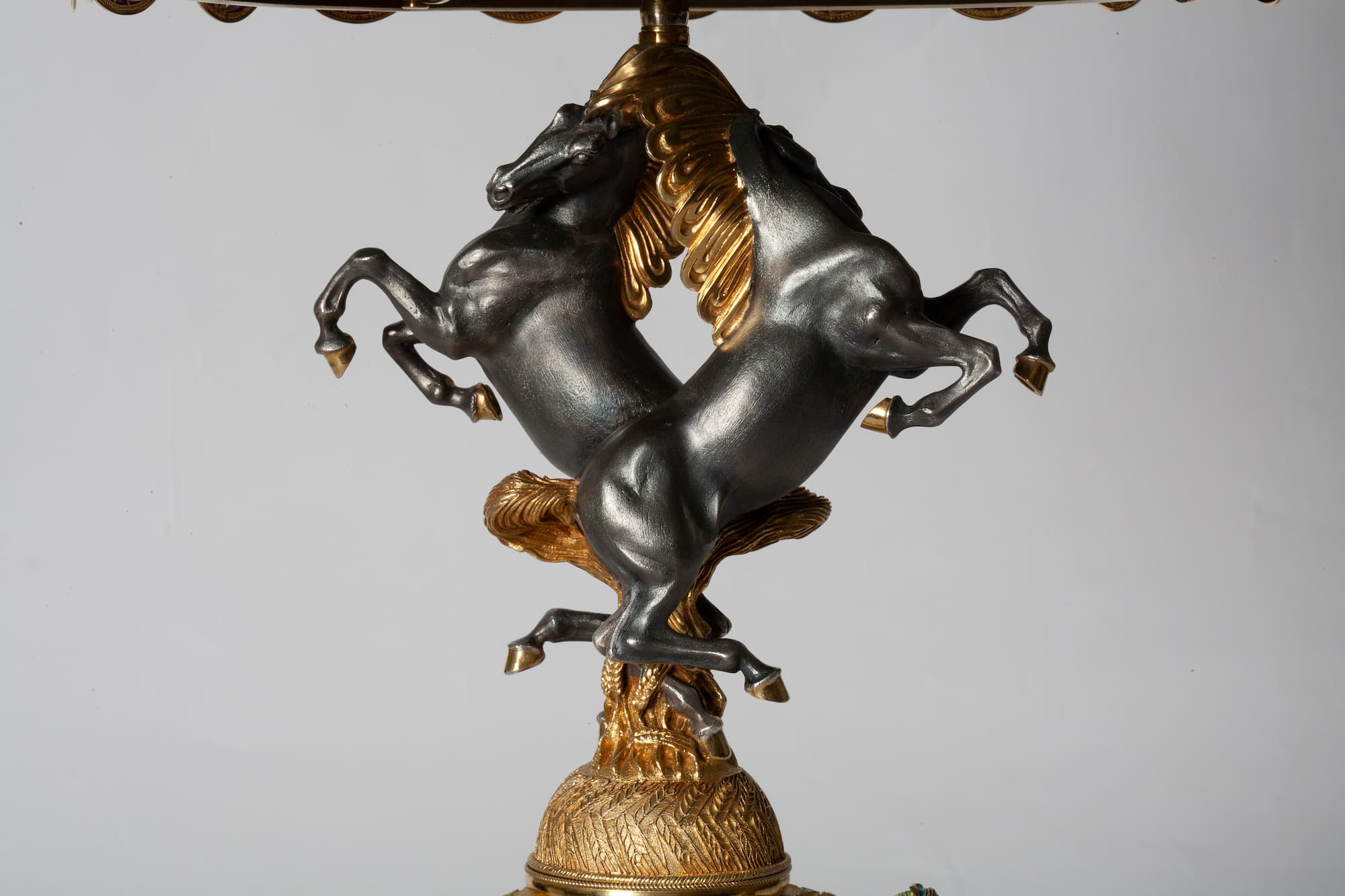 Фрагмент средней части витражной лампы, златогривые вороные кони в танце. Фото 13. Фрагмент средней части витражной лампы, златогривые вороные кони в танце.