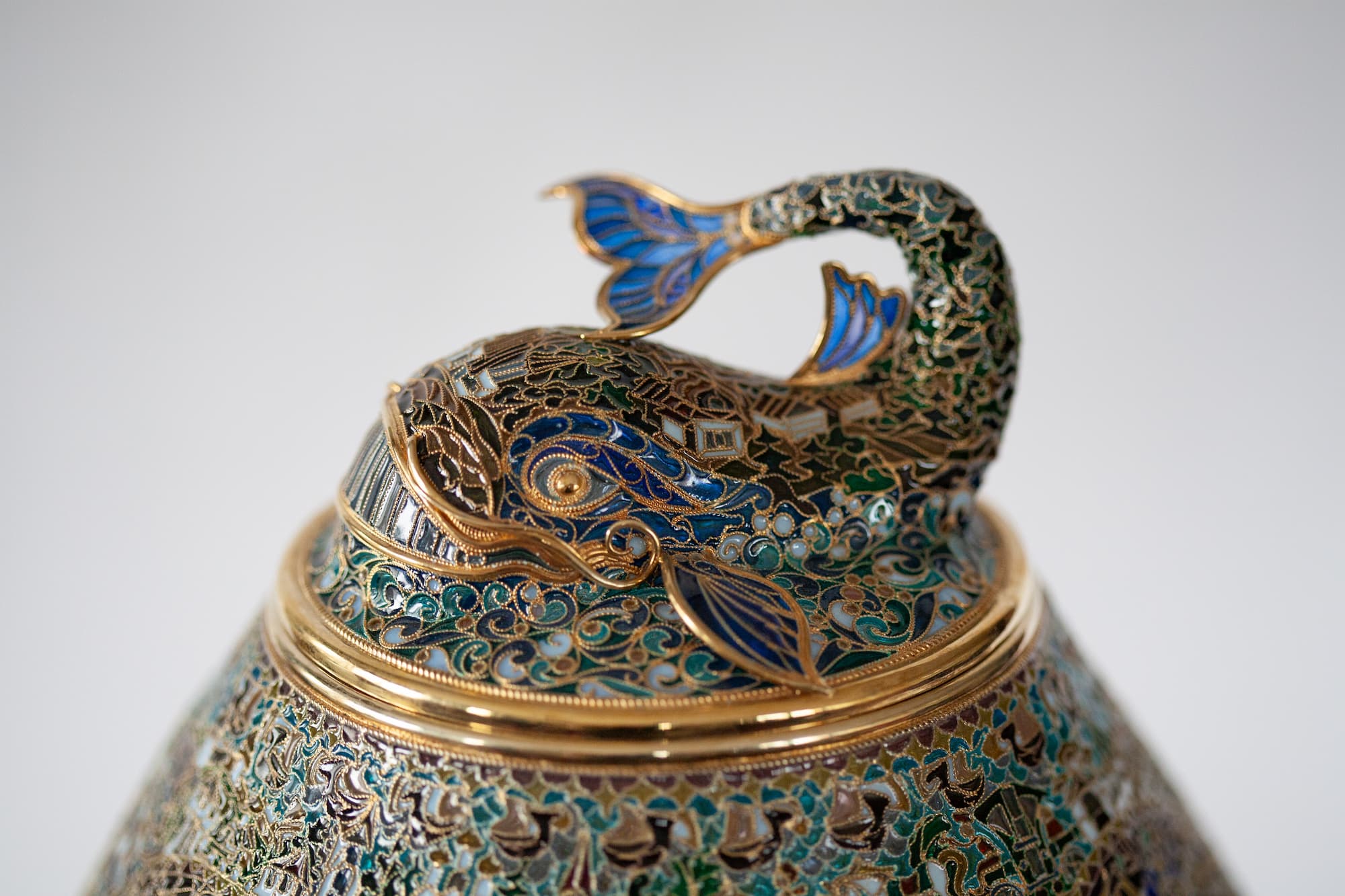 Фрагмент абажура витражной лампы, верхушка лампы - Чудо-юда рыба-кит, при естественном освещении. Фото 13. Фрагмент абажура витражной лампы, верхушка лампы - Чудо-юда рыба-кит, при естественном освещении.