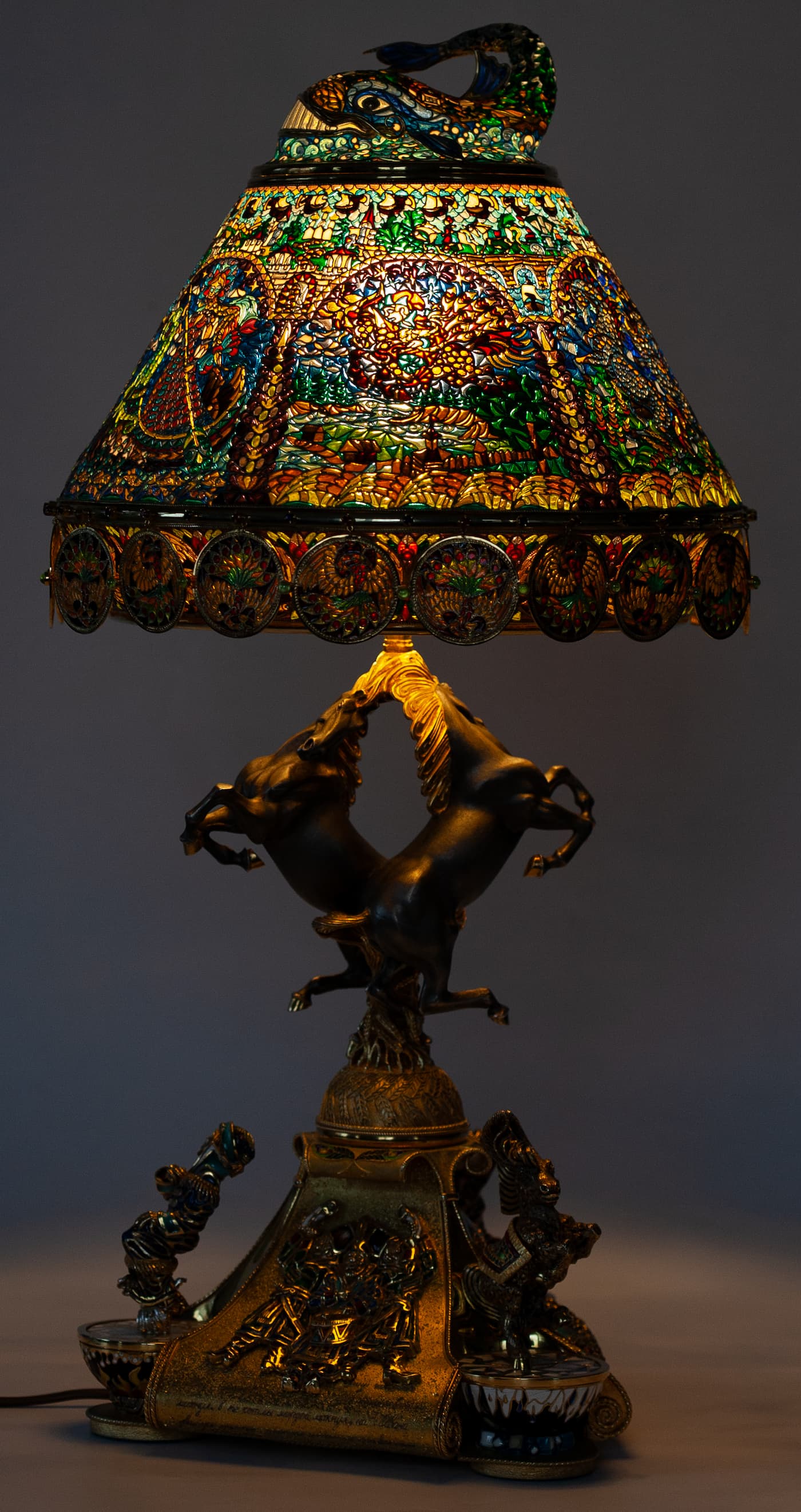 Витражная лампа в естественном и искуственном свете в полный размер. Два фото, сменяющие друг друга Витражная лампа в естественном и искуственном свете в полный размер. Два фото, сменяющие друг друга