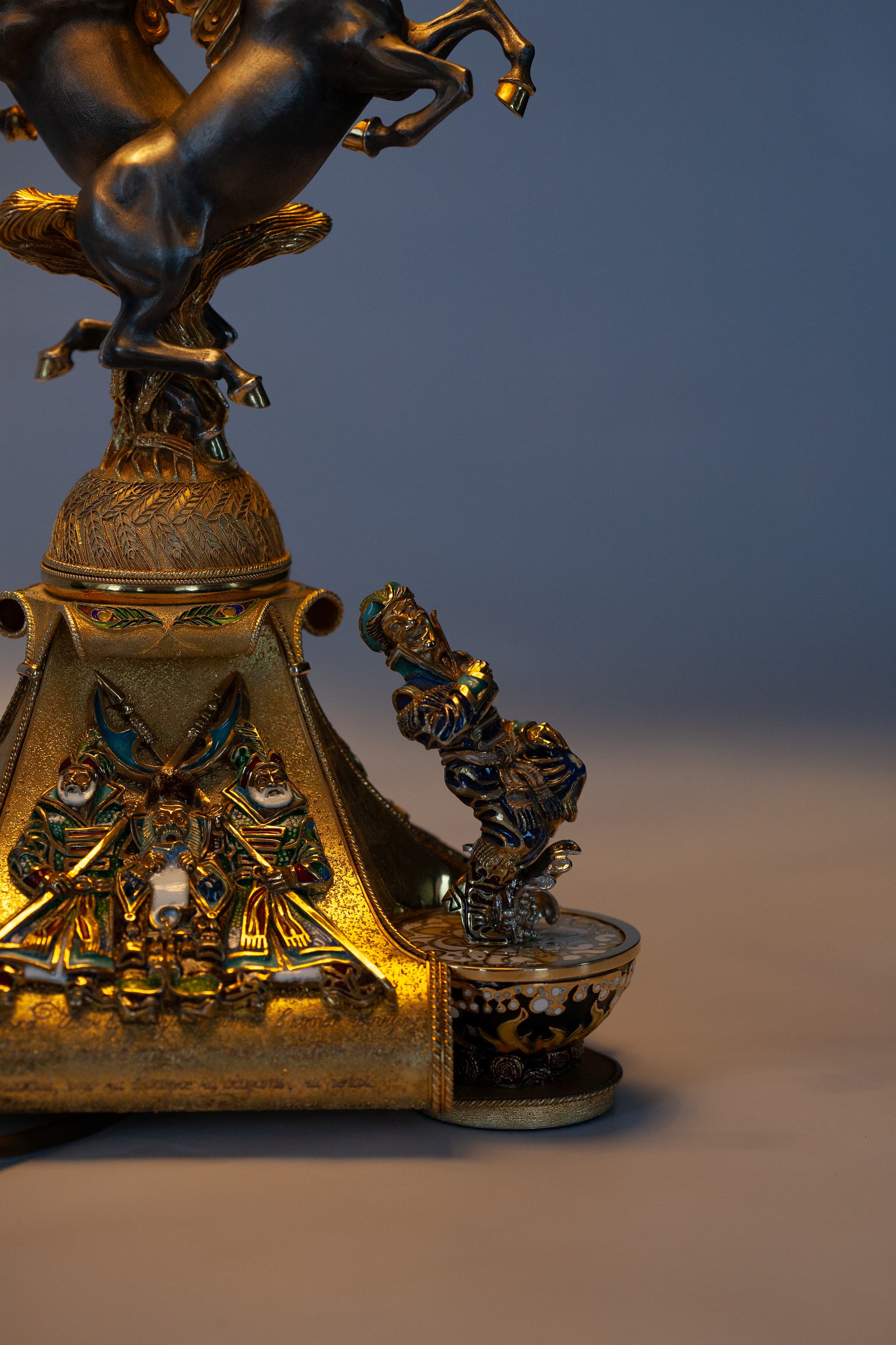 Витражная лампа. Фрагмент лампы при искуственном теплом свете. Фото 22. Витражная лампа. Фрагмент лампы при искуственном теплом свете.